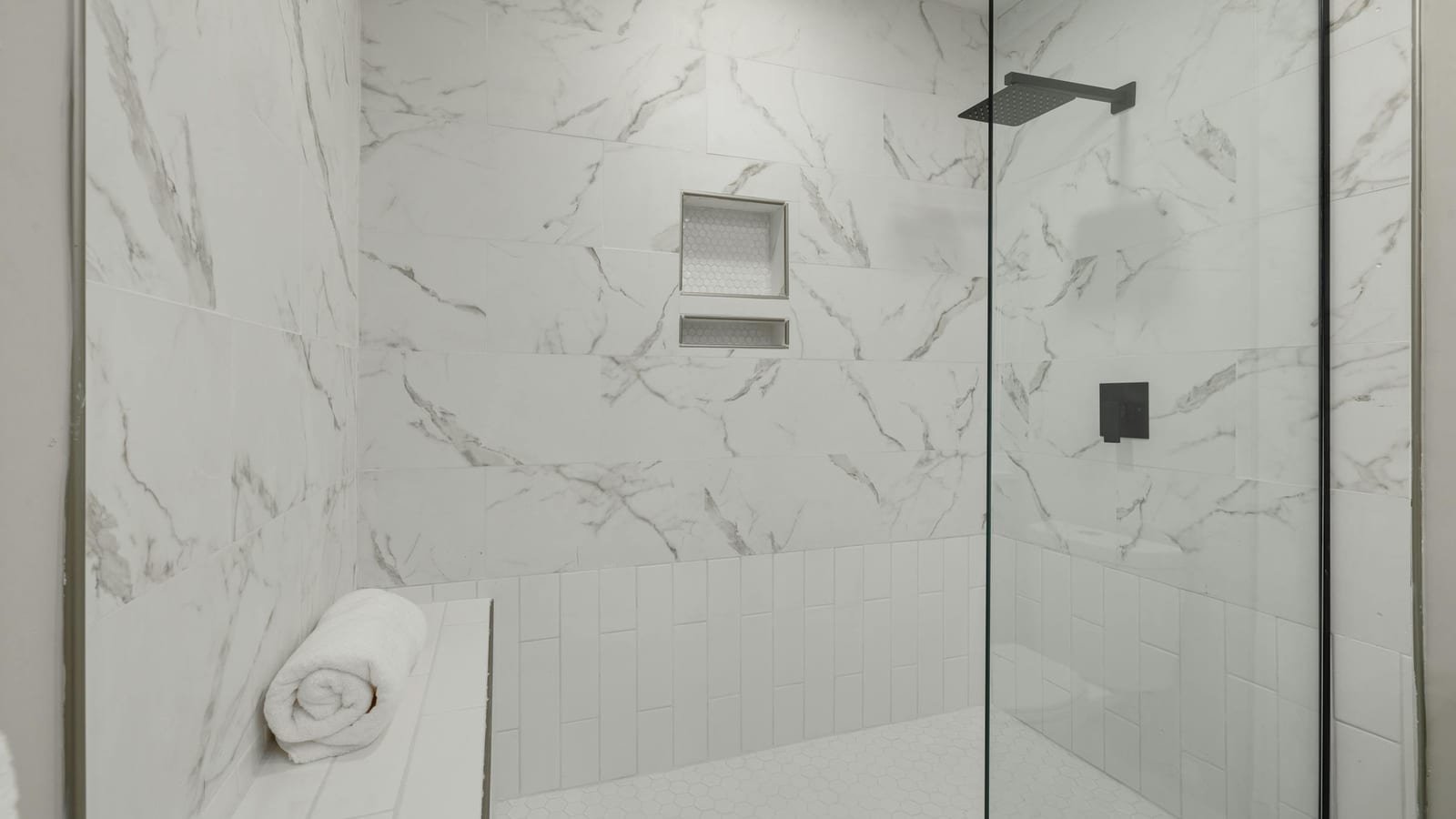 Douche italienne moderne avec siège et paroi vitrée — Seniors Plus Gard